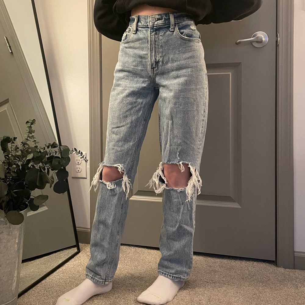 A&F ULTRA HIGH RISE 90s STRAIGHT JEAN - 23 SHORT